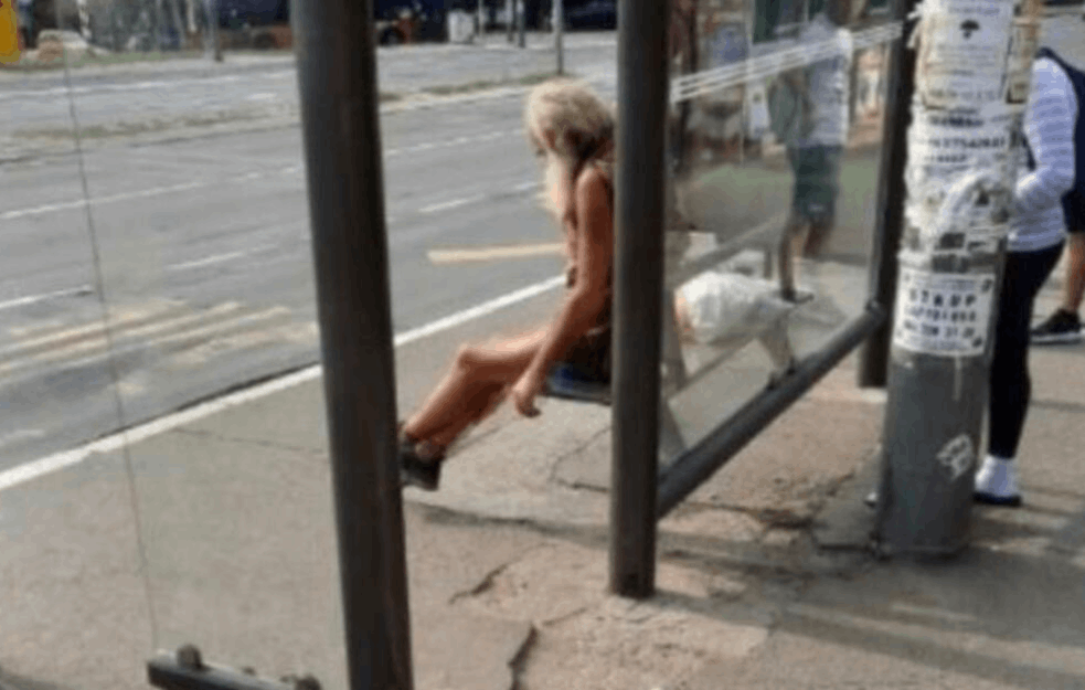 ČOVEK BEZ GAĆA UZNEMIRAVAO BEOGRAĐANKE U NASELJU ŠUMICE: Verovatno je pijan ili nervno rastrojen! (FOTO) 